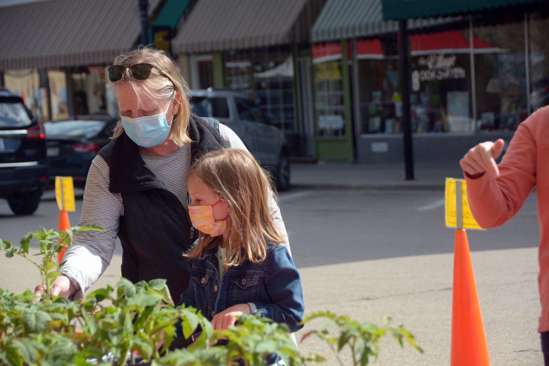 Baraboo Farmer's Market adjusts for safety during COVID-19 pandemic